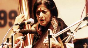 সঙ্গীদের অন্যতম ধ্রুবতারা বিদুষী কিশোরী আমনকার : Vidushi Kishori Amankar is singing Source Wikimedia